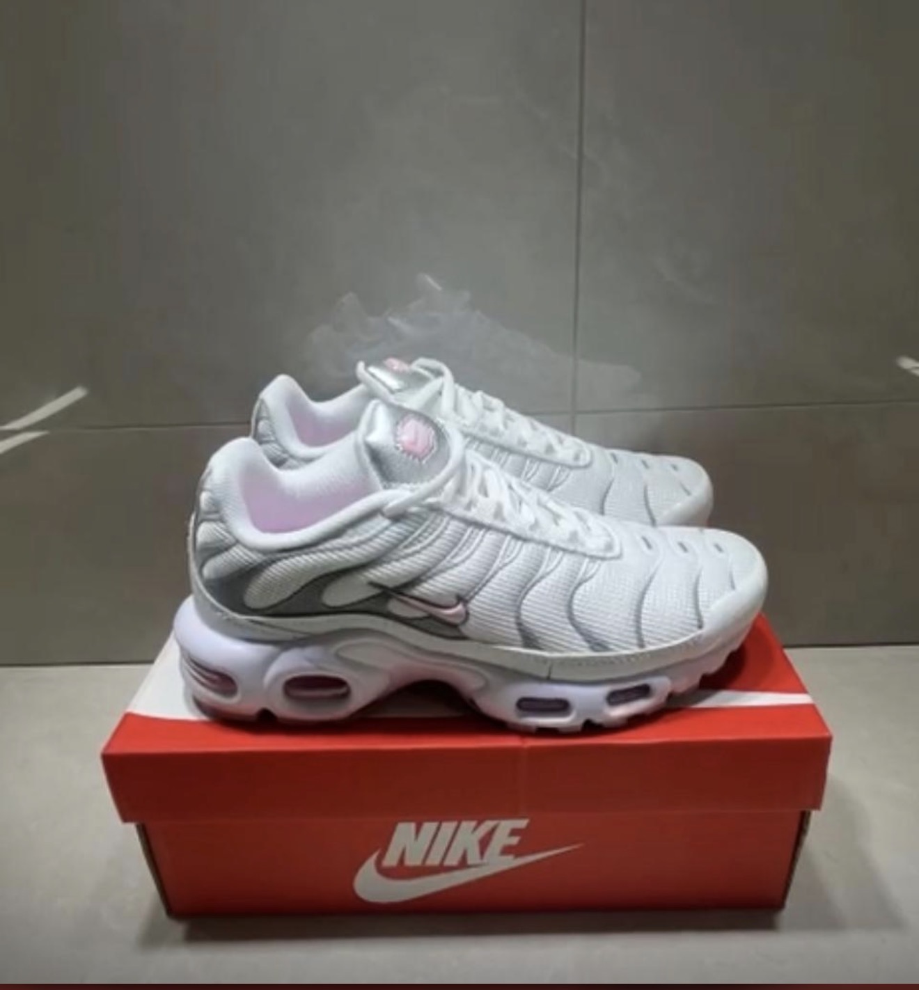 Nike Air Max Plus - Branco e Rosa