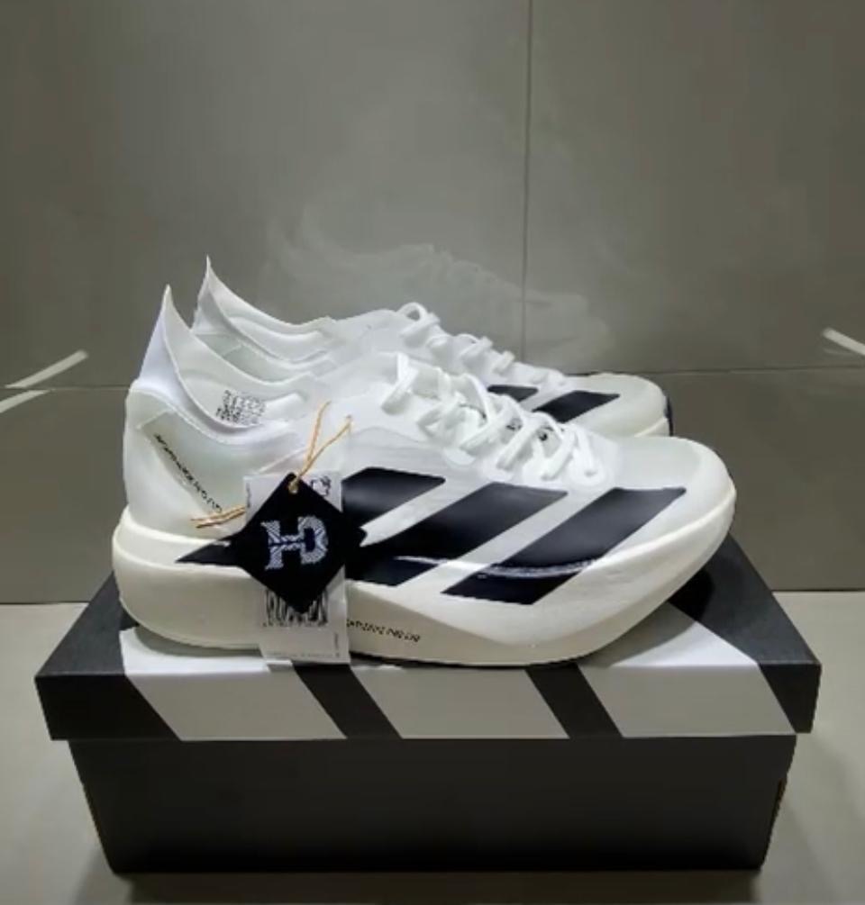 Adidas - Branco e Preto