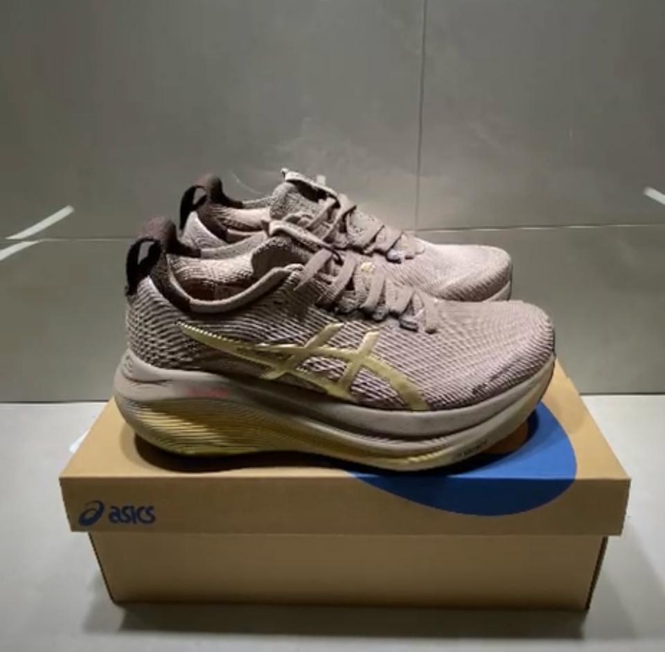 Asics - Bege e Dourado
