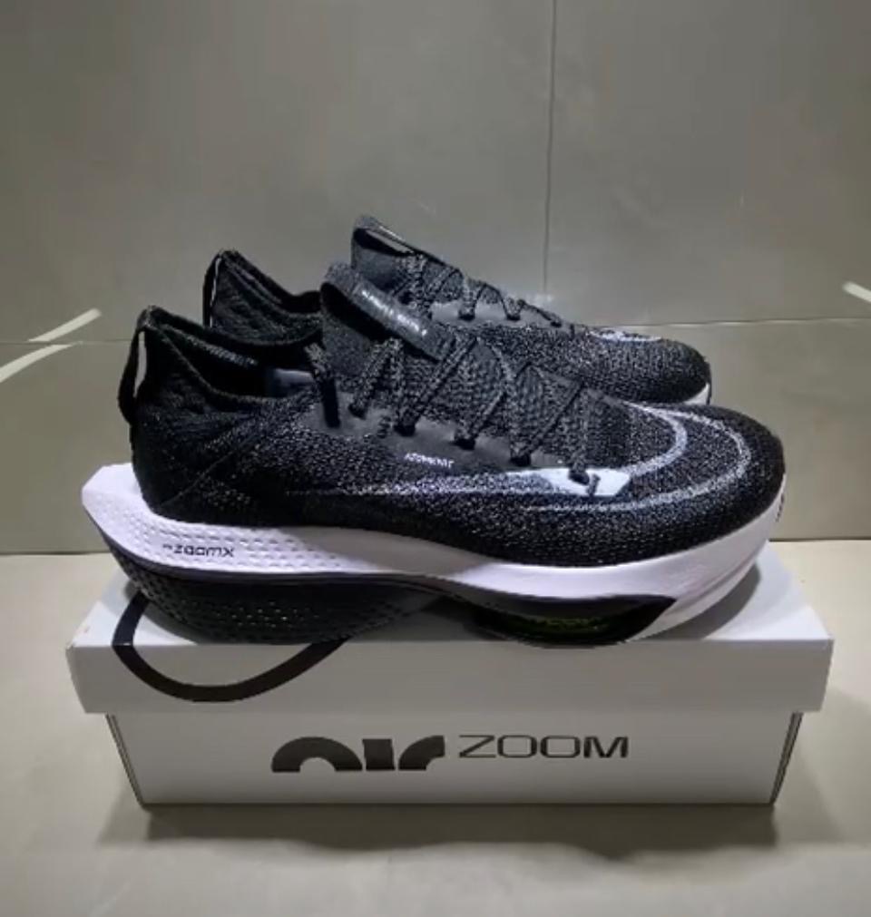 Nike ZoomX - Preto Brilhante