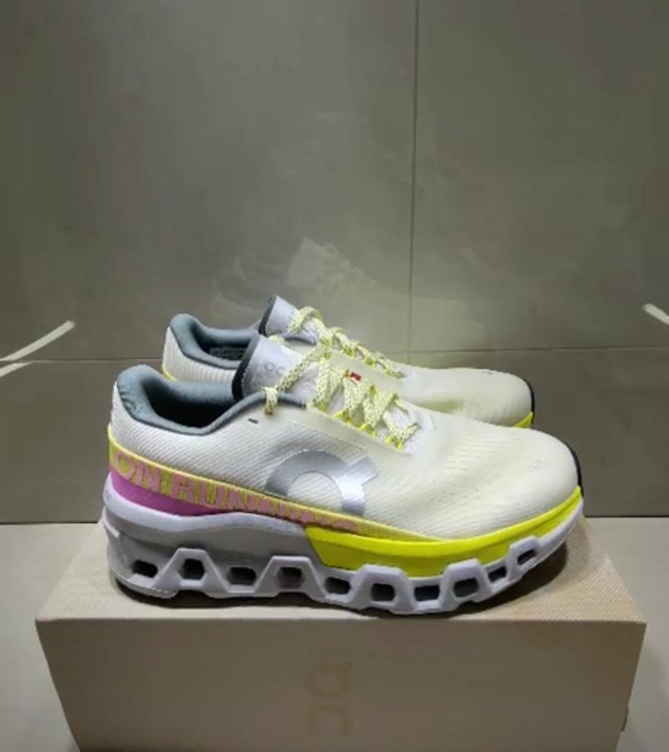 On Cloudmonster - Branco Amarelo e Rosa